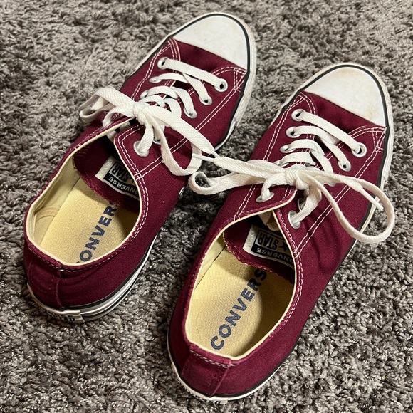 Maroon low top converse women’s size 9 - Picture 1 of 3